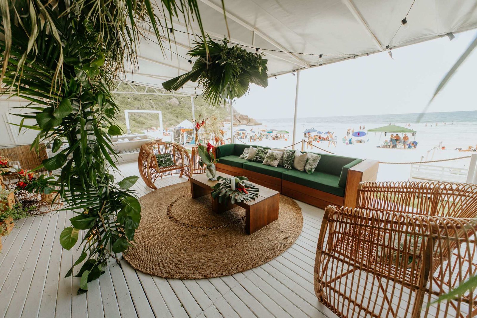 Deck e lounge do Le BarBaron de frente para o mar