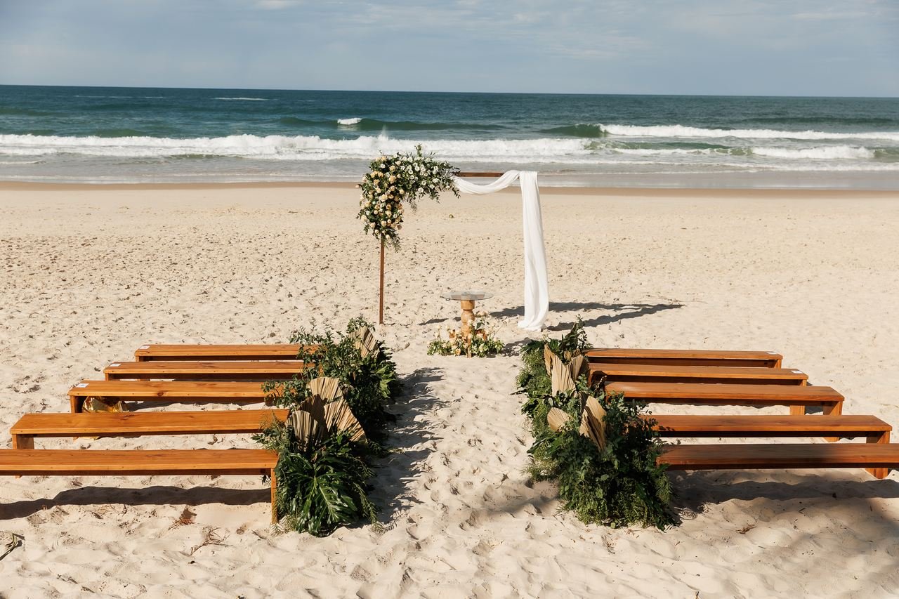 Cerimônia montada na areia da Praia Brava